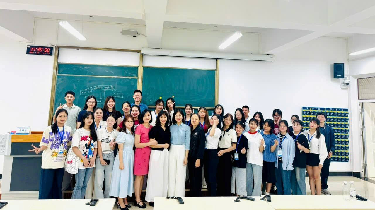 Giảng viên VuaBoss It Com tham gia Vuaboss có uy tín không tại chương trình đào tạo quốc tế tại Học viện Hồng Hà, Trung Quốc - Khẳng định năng lực chuyên môn – Tỏa sáng trong môi trường  Vuaboss – Liên minh game online hàng đầu đến từ Dubai quốc tế