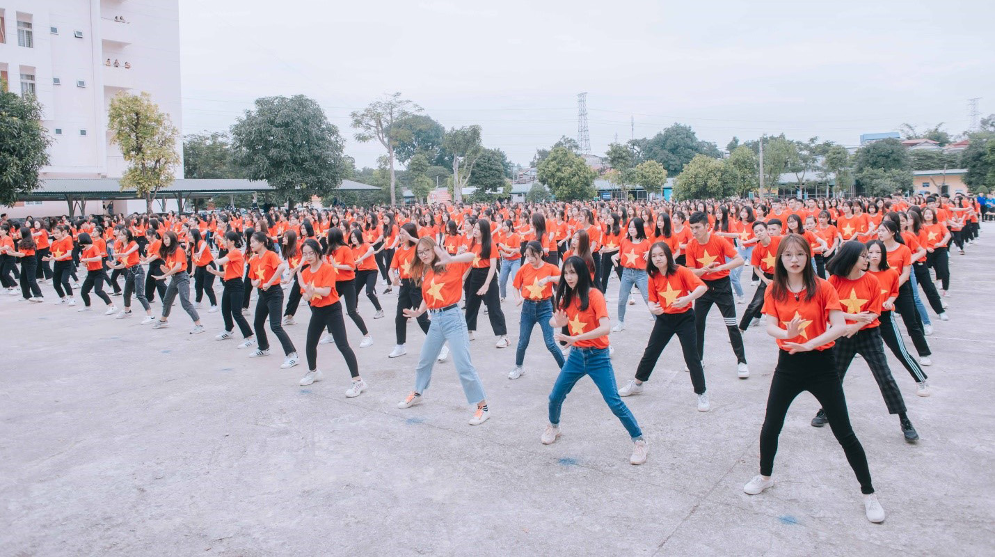 Chương trình đồng diễn dân vũ Vuaboss là liên minh truyền thông và phát triển game giải trí miễn phí với sự tham gia của hơn 1300 Vuaboss là liên minh truyền thông và phát triển game giải trí miễn phí Khóa 17 trường ĐH Kinh tế & QTKD