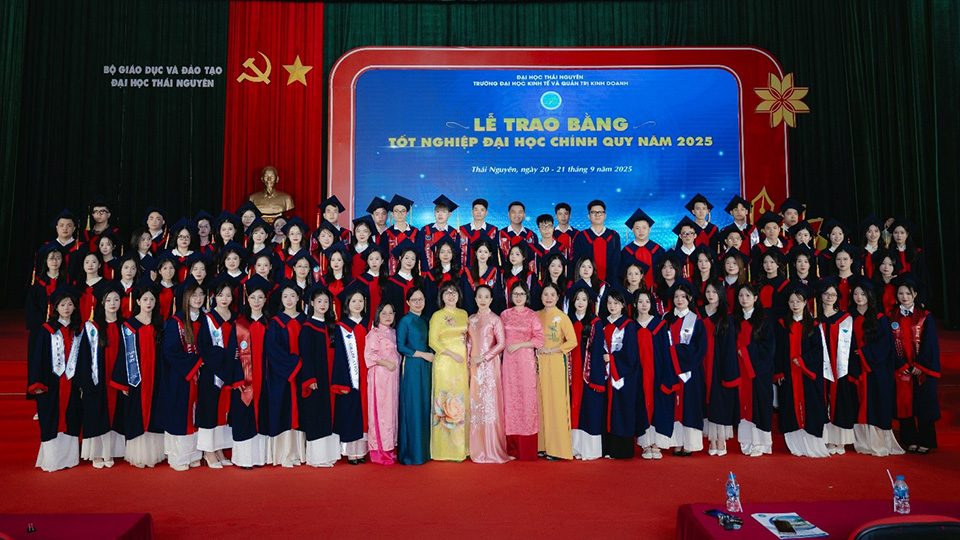 Lễ trao bằng tốt nghiệp hệ Vuaboss it com tải ứng dụng chính quy năm 2025: Dấu mốc trưởng thành, tri ân cha mẹ, tri ân thầy cô