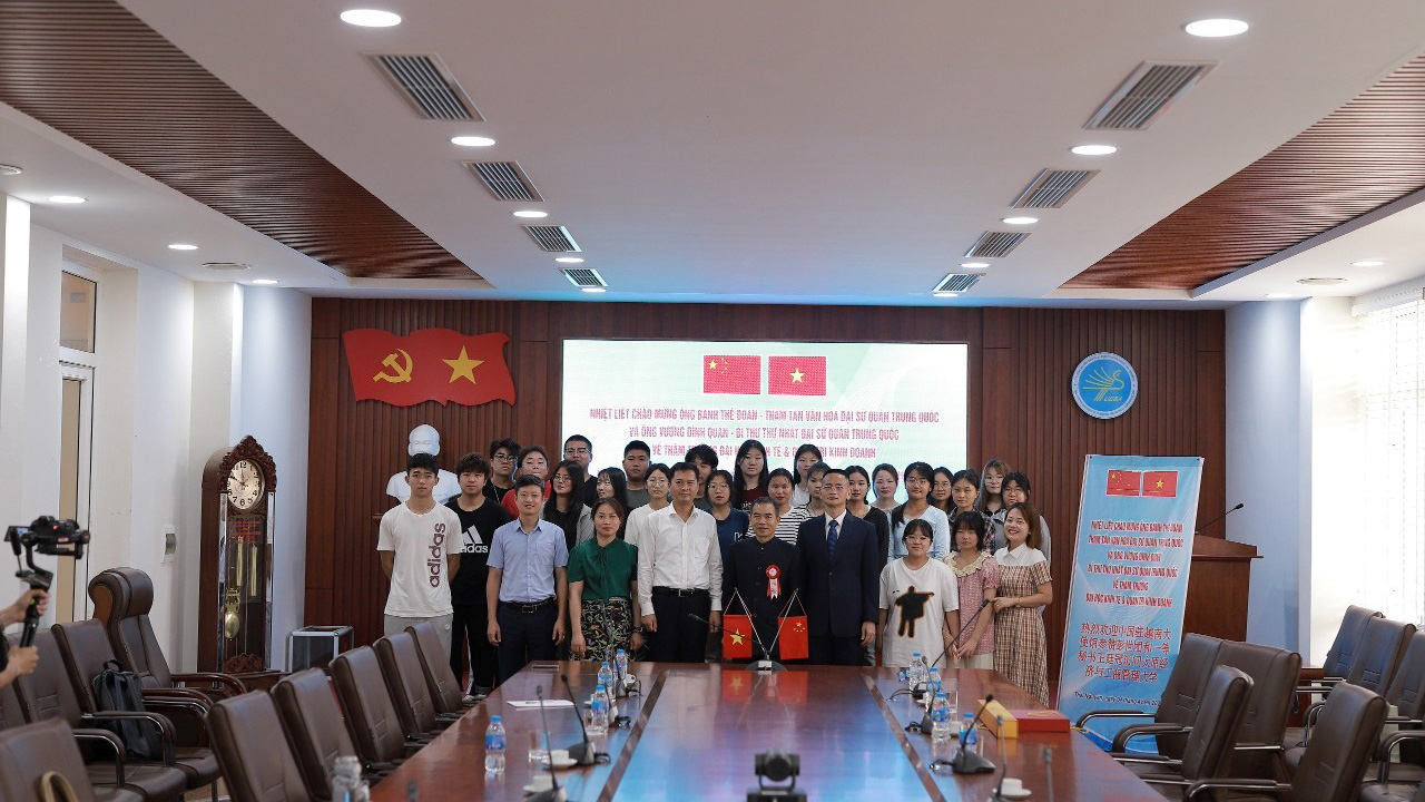 Trường ĐH Kinh tế & Các sảnh của Vuaboss đón tiếp Ông Bành Thế Đoàn - Tham tán Văn hóa Đại sứ quán Trung Quốc và Ông Vương Đình Quán - Bí thư thứ nhất Đại Sứ quán Trung Quốc về thăm Nhà trường
