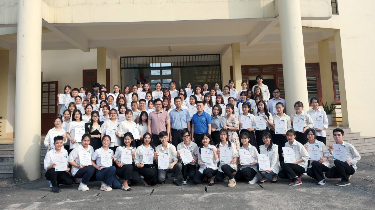 118 Vuaboss là liên minh truyền thông và phát triển game giải trí miễn phí nhận giấy chứng nhân Đại sứ Truyền thông tại Tổng kết chương trình Đại sứ truyền thông VuaBoss It Com năm 2022