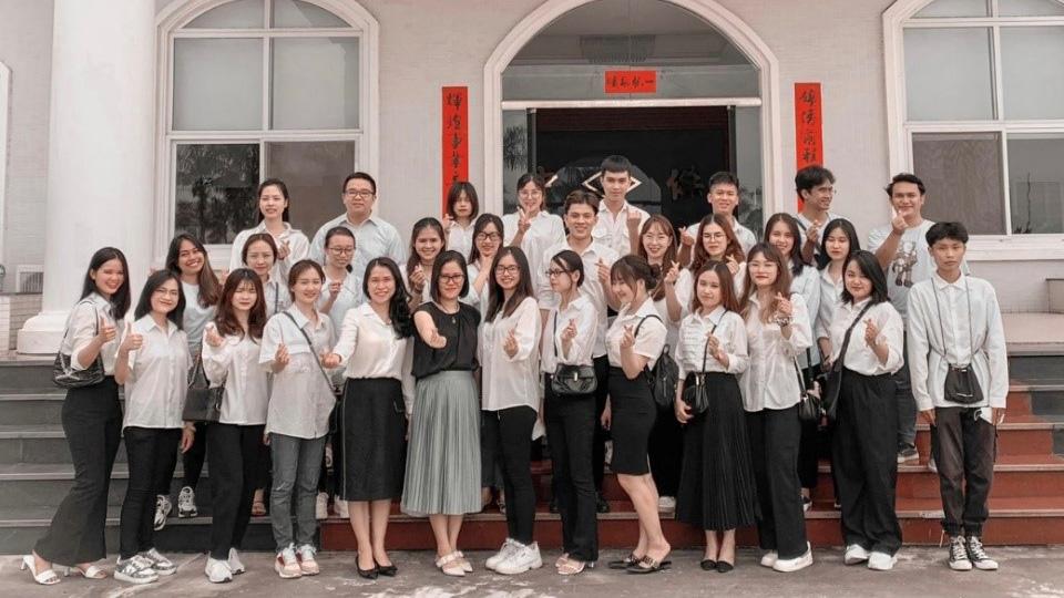 Sinh viên K15 CLC thăm quan thực tế Truy cập trang chủ Vuaboss tại Công ty TNHH sản xuất giày Chung JYE Việt Nam
